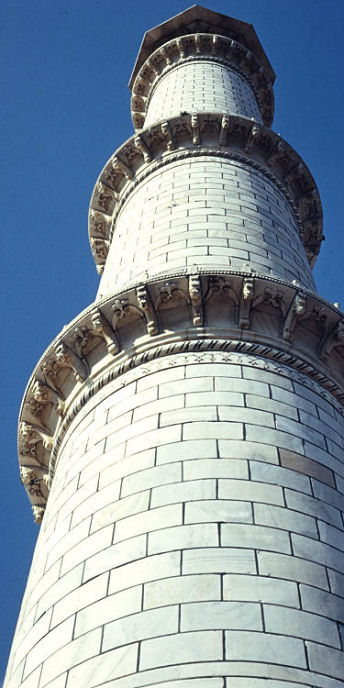 Agra_TajMahal_8_Minaret_g_v.jpg
