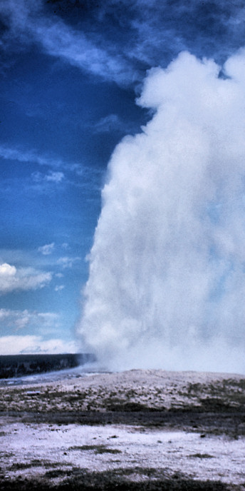 Wyoming_37_Yellowstone_OldFaithfulGeyser_Max180ft.jpg